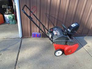 lot 107 image: Yard Machine 3.5 hp 21 snow thrower, Good used condition. Tested & works. As shown.