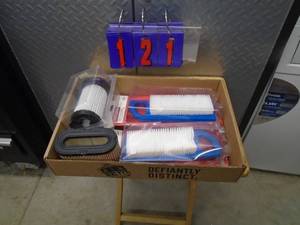 lot 121 image: Flat of small engine air filters. As shown.