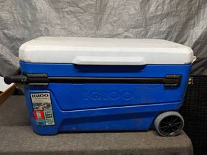 lot 13 image: Igloo Wheeled Cooler with Glide Handle, 110 Qt Capacity
