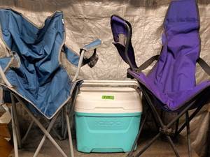 lot 18 image: Used Igloo 20 Qt Cooler and 2 camp chairs