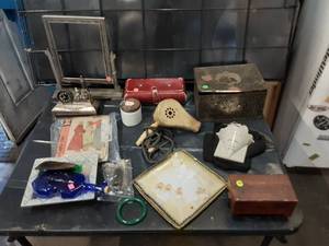 lot 36 image: Collection of Vintage Miscellaneous Items