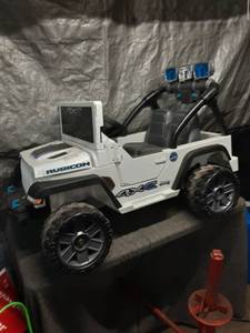 lot 53 image: Rubicon 4X2 Battery-Powered Ride-On Toy Jeep