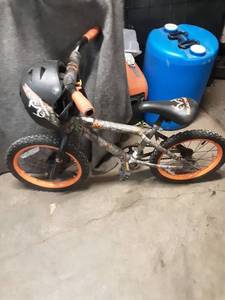 lot 57 image: Kids Camo Bicycle with Matching Helmet