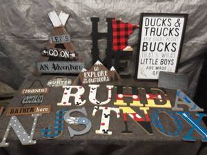 lot 71 image: Collection of Rustic Wooden Signs and Decor Pieces
