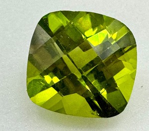 lot 55J image: Three Carat Peridot Gemstone 10mm x 10mm