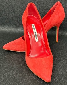 lot 11 image: Manolo Blahnik Red Suede Pumps - Size 37 12