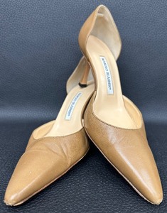 lot 18 image: Manolo Blahnik Beige Leather Pumps - Size 38