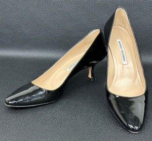 lot 22 image: Manolo Blahnik Black Patent Leather Pumps - Size 38
