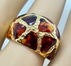 lot 83J image: 18k Yellow Gold Inlaid Enamel Giraffe Band Ring