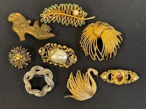 lot 83G image: Assorted Vintage Brooches