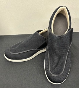 lot 105 image: Youyun Slip On Shoes - Mens Size 12