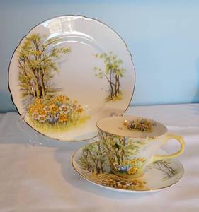 lot 65 image: Shelley DAFFODIL TIME Tea Cup & Saucer Trio  A