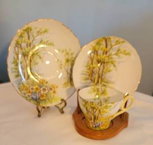 lot 68 image: Shelley DAFFODIL TIME Tea Cup & Saucer Trio  B