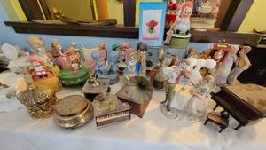 lot 150 image: Whimiscal Collection of Music Boxes