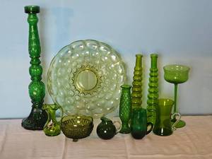 lot 45 image: Collection of Green Dcor Glass Pieces