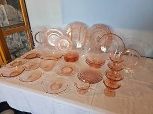 lot 47 image: Large Collection of Pink Depression Ware (Variety of Series & Patterns)