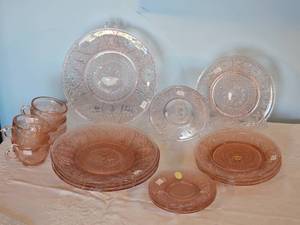 lot 49 image: Indiana Tiara Pink Depression Glass  Sandwich pattern (Four Place Settings)