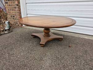 lot 85 image: Low Contemporary Cocktail Table