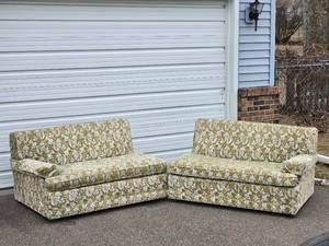lot 86 image: Vintage Retro Upholstered Parted Sectional from Kroehler Furniture