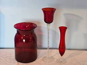 lot 23G image: Vintage Scarlet Art Glass - Vase & Stems - (3)