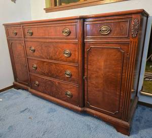 lot 5 image: Gorgeous Vintage Duncan Phyfe Style Sideboard Buffet Cabinet