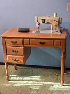 lot 101 image: Vintage Singer Stylist 466 Sewing Machine - Mounted in Table