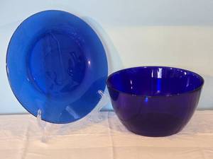 lot 22T image: Vintage Cobalt Glass - Centerpiece Bowl on Charger