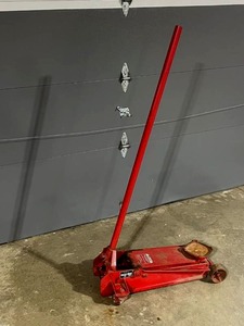 lot 4 image: SNAP-ON (Model YA642) 2-Ton Floor Jack in Working Condition