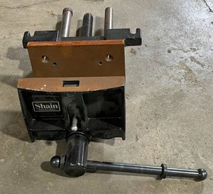 lot 37 image: Shain Solutions Heavy Duty Woodworkers Vise in Excellent Condition ($400 Retail)