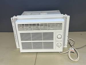 lot 80 image: DENALI AIRE Model 2DMC5K Room Air Conditioner - Powers On