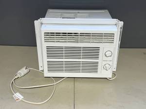 lot 81 image: DENALI AIRE Model 2DMC5K Room Air Conditioner - Powers On