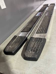 lot 83 image: 2021 GMC Sierra Crew Cab Running Boards with Hardware