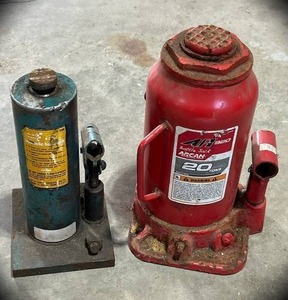 lot 114 image: Arcan 20-Ton Hydraulic Bottle Jack and Vintage SEARS 4-Ton Hand Jack