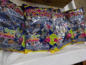 lot 148 image: 4 ct Party Bags Manzela 35.08 oz Ba...