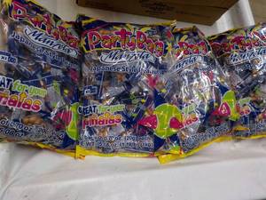 lot 149 image: 4 ct Party Bags Manzela 35.08 oz Ba...