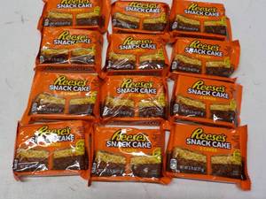 lot 189 image: Reeses Snack Cakes...