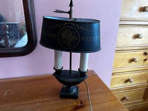lot 136 image: Vintage Dual Candle Table Lamp