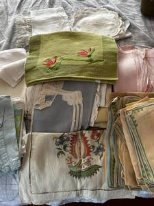 lot 137 image: Vintage Embroidered Linen Set