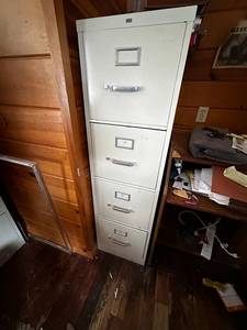 lot 141 image: 4-Drawer Metal Filing Cabinet