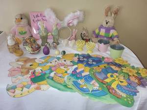 lot 294 image: Vintage Collection of Easter Decor Set Rabbits & Eggs