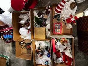 lot 326 image: Vintage Christmas Ornament Set