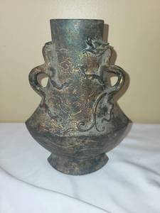 lot 359 image: Antique-Style Dragon Motif Vase