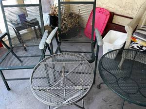 lot 362 image: Metal Mesh Patio Furniture Set