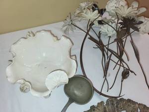 lot 372 image: Vintage Metal and Ceramic Decor Set