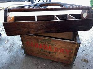 lot 409 image: Vintage Canada Dry Crate & Caddy