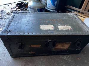 lot 412 image: Vintage Jewel Military Trunk
