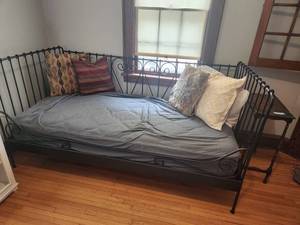 lot 5 image: Black Metal Daybed Frame