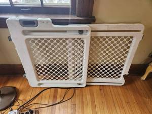 lot 17 image: Expandable Plastic Safety Gate