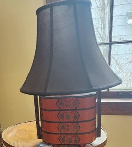 lot 19 image: Asian Style Decorative Table Lamp