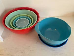 lot 92 image: Colorful Nesting Mixing Bowls Set
